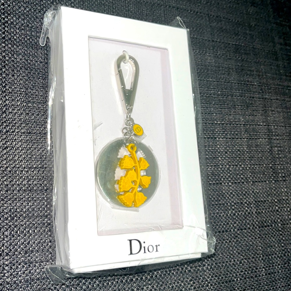 🌼 DIOR YELLOW FLOWER BAG/KEY CHARM 🌼